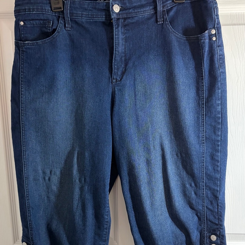 Gloria Vanderbilt Skimmers Shorts 2 pair Lot size 16